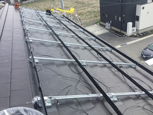 屋根につけられた太陽光パネル設置架台