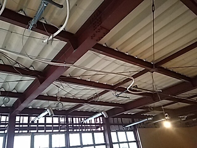天井に配線を行なっています