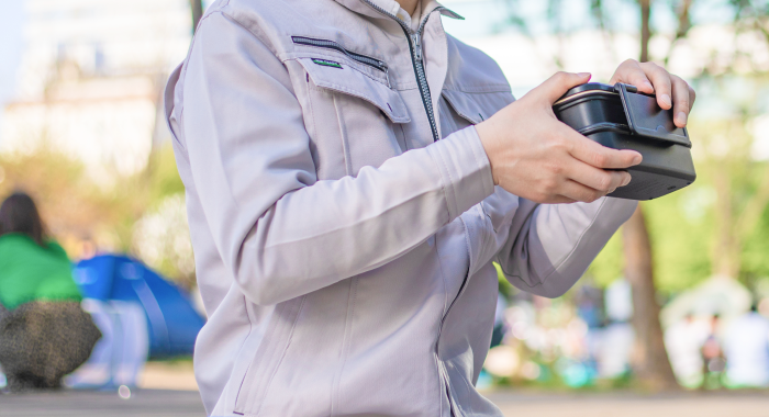 写真：公園で昼食を取る男性